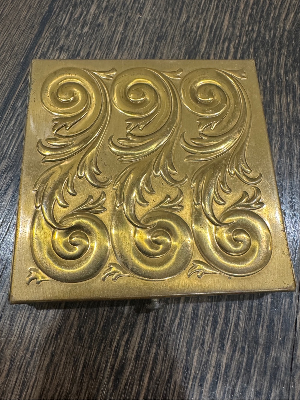 1940s Vintage Gold Tone Powder Compact Ornate Scroll Vanity Makeup Case - Picture 6 of 10